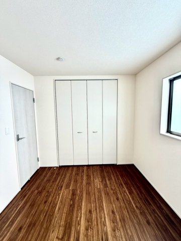 リーブルガーデンうるま市前原・７号棟の洋室|二面採光の２階洋室６帖には、クローゼット収納を設置