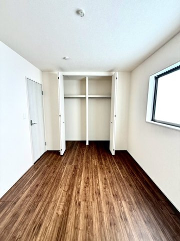 リーブルガーデンうるま市前原・７号棟の洋室|二面採光の２階洋室６帖には、クローゼット収納を設置