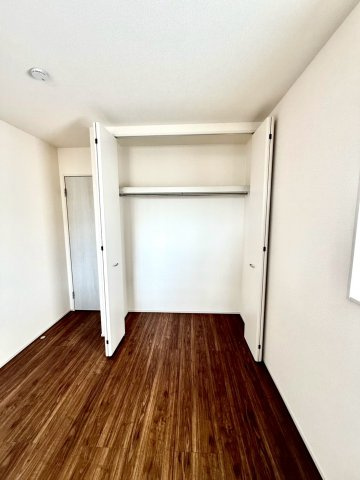 リーブルガーデンうるま市前原・７号棟の収納|二面採光の２階洋室5.3帖には、クローゼット収納を設置