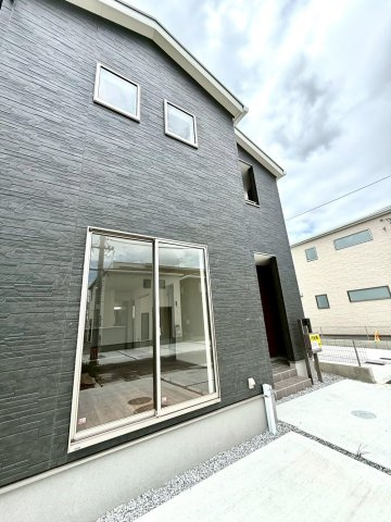 リーブルガーデンうるま市前原・７号棟の外観|駐車場からリビングに出入りできる大きな掃き出し窓／洗車も楽々の外水栓