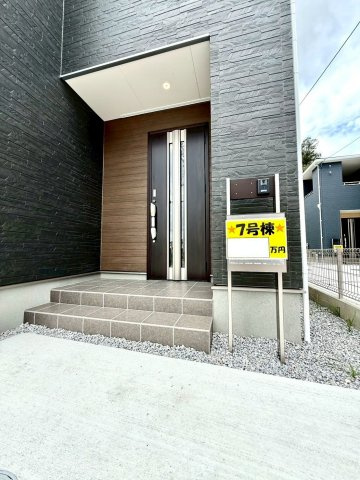 リーブルガーデンうるま市前原・７号棟のその他|置き配スペースも確保できる屋根付きの玄関ポーチ／TVモニター付きインターフォンで防犯対策も◎