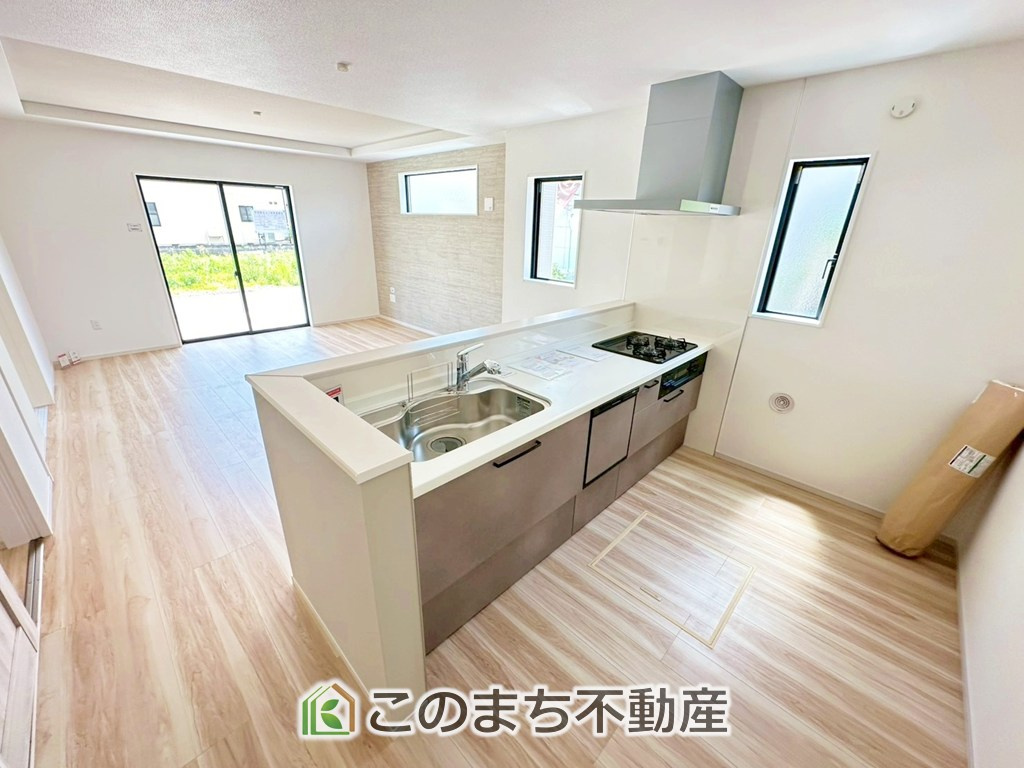 リガーレ塩谷郡高根沢町24期のキッチン|"お洒落なホワイト天板のペニンシュラキッチンを採用しております。
浄水器内蔵の水栓です♪"
