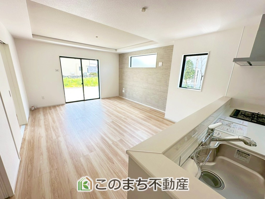 リガーレ塩谷郡高根沢町24期の居間・リビング|オープンでのびやかな空間を生み出す、こだわりの広がりとゆとり。家族と過ごす時間を大切にしたい方にぴったりの明るくゆとりある住空間です。
