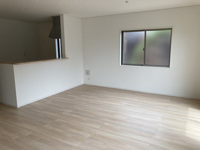 クレイドルガーデン前橋市稲荷新田町第３　１号棟（平屋）の居間・リビング|【イメージ画像】ゆったり過ごせる19帖リビングです♪
人気の対面式キッチンを配した空間はお好みの家具も合わせやすく、家族がくつろぐ快適な空間造りをサポート。窓からは明るい陽光が差し込みます。