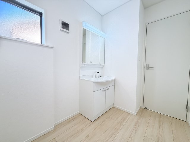クレイドルガーデン前橋市稲荷新田町第３　１号棟（平屋）の浴室|１坪タイプのフルオートバスです！
足を延ばして入れる広さなので一日の疲れも癒されますよ♪
室内物干しや浴室乾燥機もあるのでお天気の悪い日にはランドリースペースとしてもご利用できます！