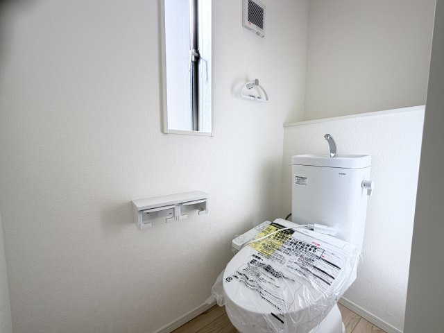 クレイドルガーデン前橋市稲荷新田町第３　１号棟（平屋）の独立洗面台|シャワー水栓付き洗面台で朝の身支度もバッチリです！
洗面台には収納スペースもあり洗面室もすっきり片付きますよ！