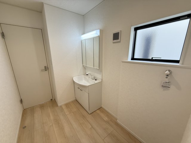 クレイドルガーデン前橋市稲荷新田町第３　１号棟（平屋）の独立洗面台|シャワー水栓付き洗面台で朝の身支度もバッチリです！
洗面台には収納スペースもあり洗面室もすっきり片付きますよ！