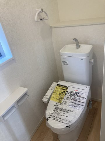 クレイドルガーデン前橋市稲荷新田町第３　１号棟（平屋）のトイレ|1階トイレです。清潔感のある白を基調としています。
温水洗浄・便座暖房機能の付いた快適なトイレです☆