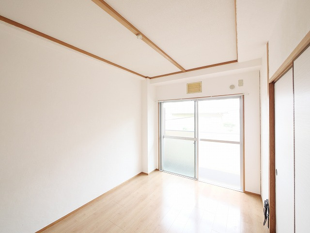 コーワマンションの洋室|明るい洋室です