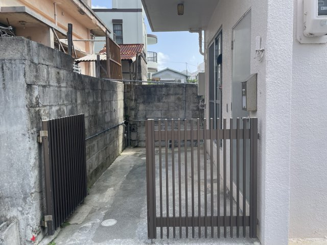 糸満中村貸家の玄関