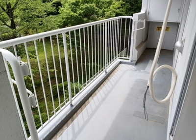 【バルコニー】 | 東建座間ハイツ２ | バルコニーは、室外の専用スペースのうち、「屋根がなく開放された空間」であるものを指します。ベランダより広いタイプのものが多く、日当たりもよいため家庭菜園などを楽しみたい人にとって適した環境となります。