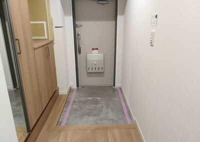 【玄関】 | 東建座間ハイツ２ | 玄関は家の顔でもあり、家族以外の目にも止まる場所です。玄関は外との間を仕切る扉、靴などをしまっておく収納スペース、靴脱ぎのたたきスペース、来客とのやり取りをするドアホンなど複数のアイテムからなります。