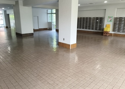 【エントランス】 | 東建座間ハイツ２ | マンションのエントランスには、もともと風よけや防犯の役割がありますが、マンションによって宅配ボックスなどの設備が備わっている所もあります。日々の生活をイメージしながら生活しやすさをチェックしましょう。