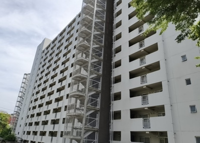 【現況写真】 | 東建座間ハイツ２ | 外観はマンション管理がされているかの目安になります。築年数が古いと、壁面は劣化してひび割れが生じることも！建物が古びていても細かいところが修繕されていると、きちんと管理されているなぁと感じるでしょう。