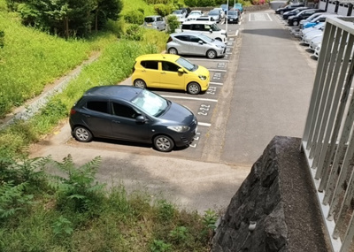 【駐車場】 | 東建座間ハイツ２ | 車一台あたりに必要なスペースは、標準サイズの普通自動車で横幅2m50cm、長さ5mは必要になります。ただし、乗降のことも考慮して横幅3m30cm、長さ5m50cmほどは確保できるところを選びましょう。