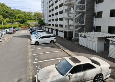 【駐車場】 | 東建座間ハイツ２ | 駐車場と明記されていても、最小スペースでつくられた駐車場だと大型車は駐車できなかったり、出入りしにくくなったりする可能性があります。お車のサイズと購入したい物件の駐車場のサイズを現地で確認しましょう。