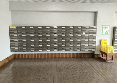【設備】 | 東建座間ハイツ２ | エントランス付近に設置されている集合ポストは、住んでいる部屋と離れているため、ポストをあさるなど誰かに何かされていても被害に気づきにくいです。入居する時には他人に特定されにくい番号で鍵をかけましょう！