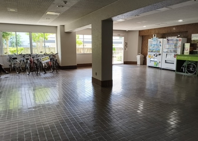 【ロビー】 | 東建座間ハイツ２ | ラウンジは、マンションの共用スペースに椅子やテーブルなどを配置した利用者が寛げる空間です。屋内型ラウンジと屋外型ラウンジがあります。共用部分の管理状況と合わせて、詳細については現地でご確認ください。