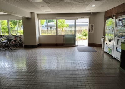 【ロビー】 | 東建座間ハイツ２ | ロビーというと、エントランスと何がちがうの？と思いますよね。実はロビーとエントランスには明確な決まりはありません。物件によっては、エントランスを入って広がるある程度の広さのある空間がロビーとなります。