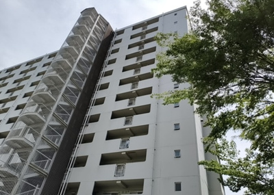 【構造・工法・仕様】 | 東建座間ハイツ２ | ＲＣ造、Reinforced Concreteは直訳すると補強されたコンクリートです。主に柱や梁・床・壁が鉄筋とコンクリートで構成おり、鉄筋を組んだ型枠にコンクリートを流し込んで固めたものを指します。