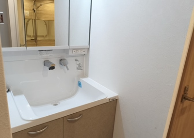 【独立洗面台】 | 東建座間ハイツ２ | 洗面化粧台では顔を洗ったり、身だしなみを整えることが本来の使い方ですが、用途によっては洗面化粧台に求められる機能が違ってくるため、ご自身や家族のライフスタイルに合ったものを選ぶことをおすすめ致します。