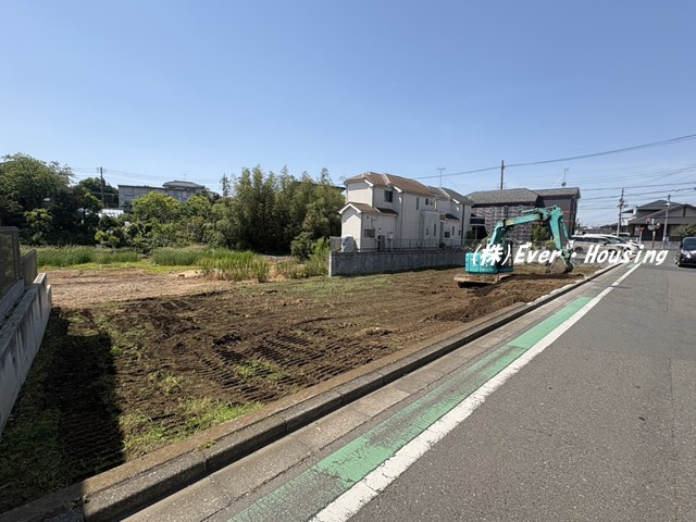 売地 東久留米市南沢１丁目全４区画の外観|陽当たり良好な現地写真。敷地面積は各区画約100㎡超を確保し、ゆとりある住まいづくりが可能です。