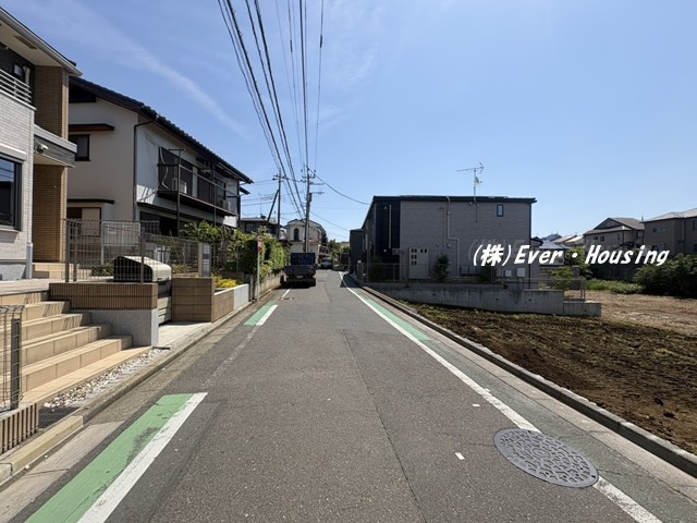 売地 東久留米市南沢１丁目全４区画の前面道路含む現地写真|建築条件なしのため、お好きなハウスメーカー・工務店で理想の住まいを建築できます。