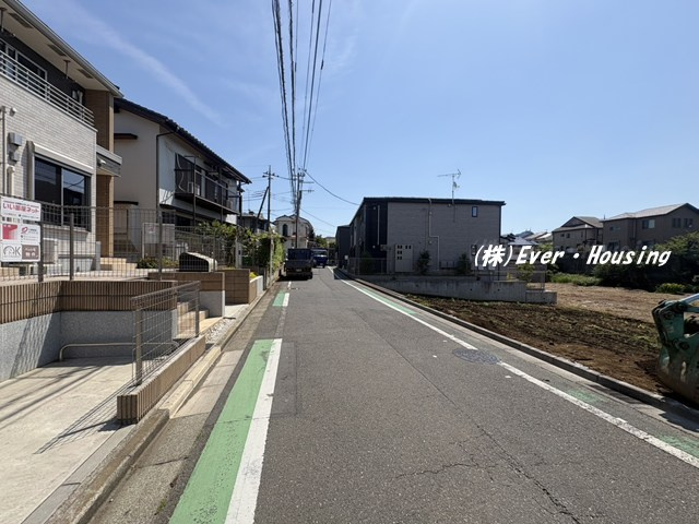売地 東久留米市南沢１丁目全４区画の前面道路含む現地写真|前面約5.0m道路に接した整形地中心の全4区画分譲地。