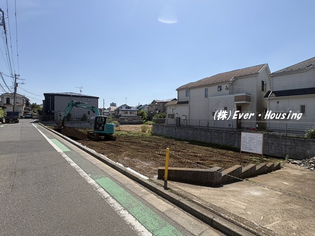 売地 東久留米市南沢１丁目全４区画の前面道路含む現地写真|現地にはゆとりある敷地が広がり、自由設計でご家族の理想を形にできます。