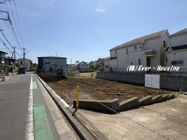 売地 東久留米市南沢１丁目全４区画の外観|道路から見た現地写真。前面道路は約5.0mあり、お車の出し入れもスムーズです。