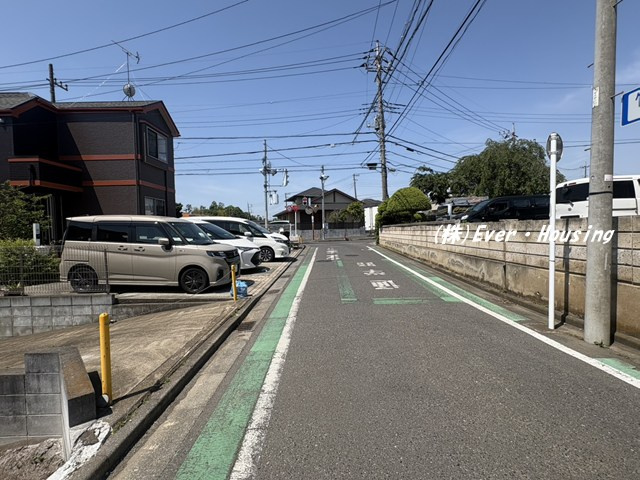 売地 東久留米市南沢１丁目全４区画の前面道路含む現地写真|周辺は閑静な住宅地のため、小さなお子さまがいるご家庭にも安心感のある住環境です。