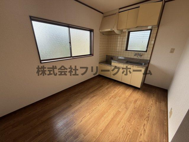 小金井市梶野町２丁目のアパートの居間・リビング