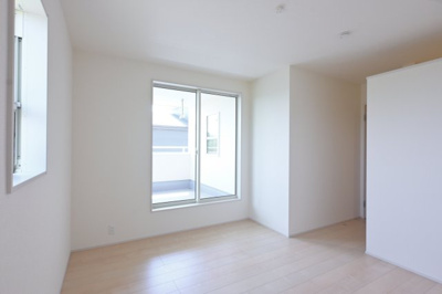 【洋室】 | 大泉第14寄木戸　一建設 | 2階のベッドルームはバルコニーとつながっています。
たっぷり光が入るので気持ちよく目覚められます♪ 