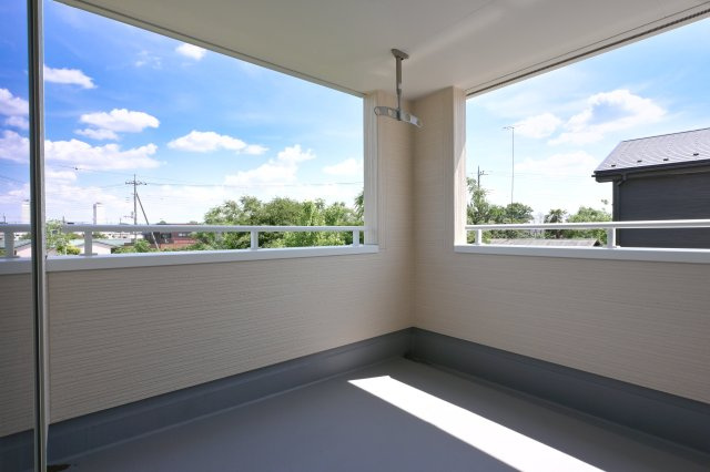 【バルコニー】 | 大泉第14寄木戸　一建設 | バルコニーは屋根付きのインナーバルコニーとなっております。
洗濯物を突然の雨から守ってくれます♪