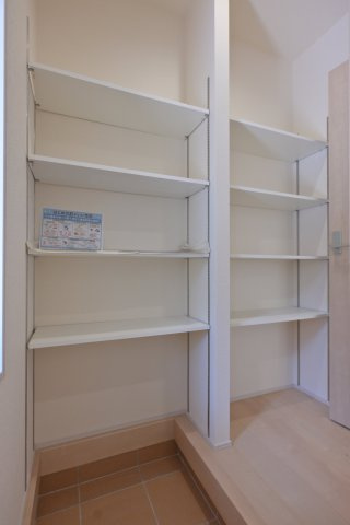 【収納】 | 大泉第14寄木戸　一建設 | 天井までの高さがあるたっぷり玄関収納。可動棚で調整可能ですので、背の高いブーツもすっぽり収まります。