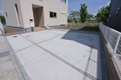 【駐車場】 | 大泉第14寄木戸　一建設 | 並列駐車可能なカースペースです！お客様も遊びに来やすいですね♪