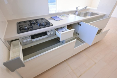 【キッチン】 | 大泉第14寄木戸　一建設 | 家族並んで料理ができるワイドカウンターのキッチン♪ スライド収納でラクラク収納できます♪