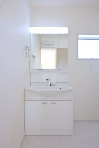 【独立洗面台】 | 大泉第14寄木戸　一建設 | 3面鏡付きの洗面台は後ろが見えるのでヘアセットがバッチリ決まります！