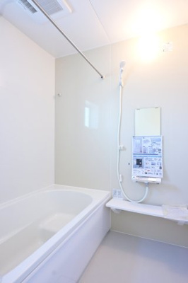 【浴室】 | 大泉第14寄木戸　一建設 | 清潔感あるお風呂はフルオートバスでお湯張りもラクラク♪
お風呂は窓があるので換気もできます。