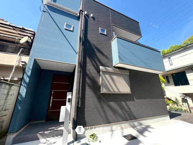 東大阪市日下町8丁目戸建の外観|黒と青の外観はスタイリッシュな印象です！1台分の車庫付◎