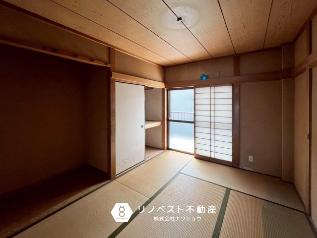 東大阪市横沼町2丁目の和室|約6帖の和室。
リビングに隣接しており、テーブルを置いて家族団らんの空間として◎