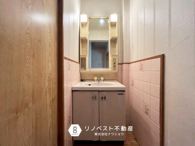 東大阪市横沼町2丁目の独立洗面台|【リノベスト不動産】弊社は近鉄大阪線・奈良線『布施』駅から徒歩2分の場所にございます♪