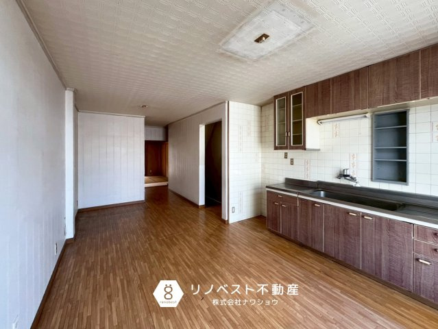 東大阪市横沼町2丁目の居間・リビング|ダイニングキッチンスペースが広いのが魅力的◎
和室と隣接しているので、快適な家族団らんが楽しめます♪