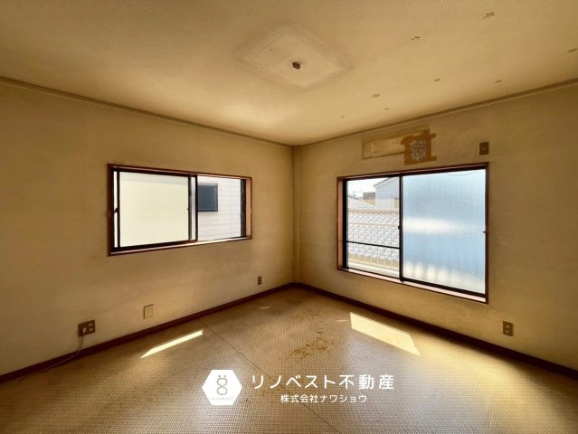 東大阪市横沼町2丁目の洋室|約8帖の洋室。
南向きバルコニーに面している2面採光◎夫婦の寝室におすすめ♪