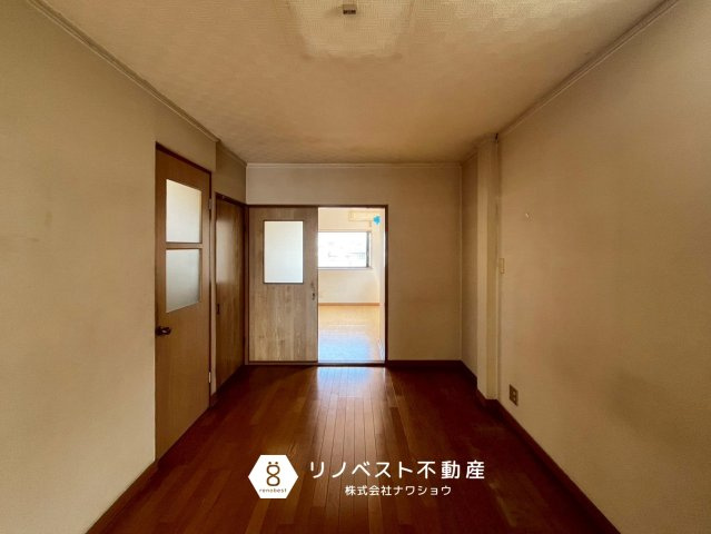 東大阪市横沼町2丁目の洋室|約7.37帖の洋室。
3つのクローゼット完備◎天井は屋根裏収納に繋がります。