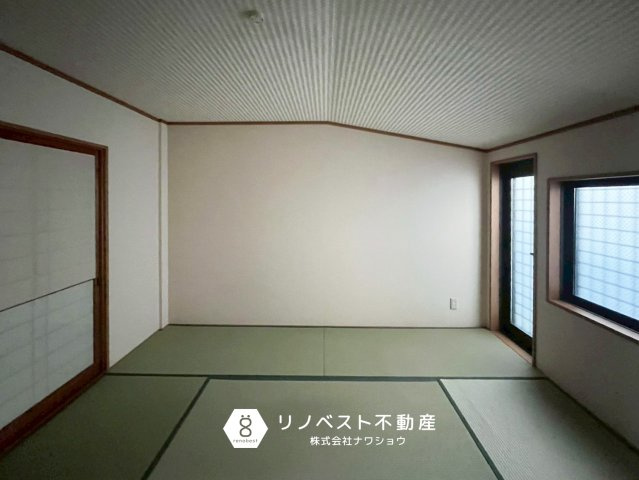 東大阪市横沼町2丁目の和室|約8帖の和室。
布団を敷いて寝室としておすすめ◎天井は勾配がついています♪