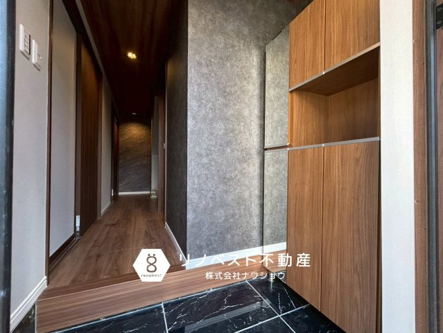 東大阪市本庄１丁目の玄関|全身ミラー付きのシューズボックス付き。