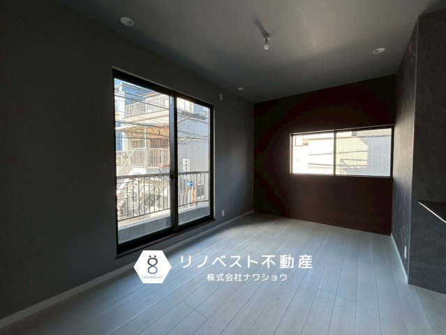 東大阪市本庄１丁目の居間・リビング|バルコニーに面したリビング。
コンパクトながら開放感のある空間です◎