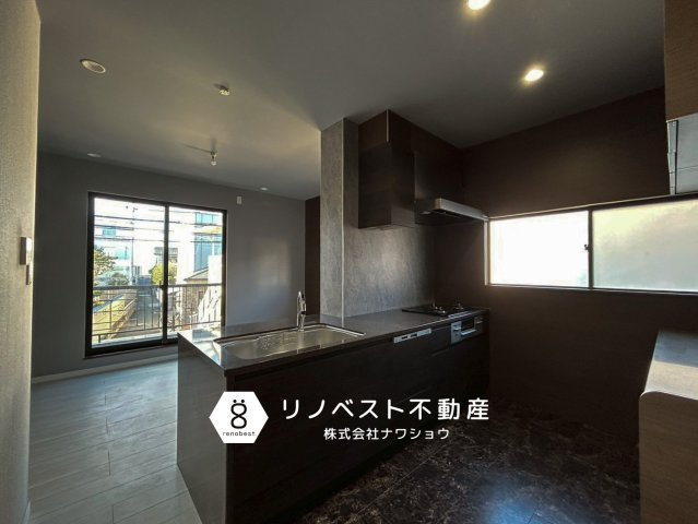 東大阪市本庄１丁目のキッチン|LDKの半分ほどの面積を占めるキッチン。
キッチンボードもあり、収納にも困りません♪