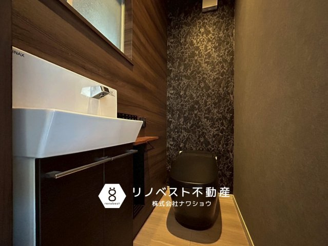 東大阪市本庄１丁目のトイレ|手洗い場付きのおしゃれなトイレです。